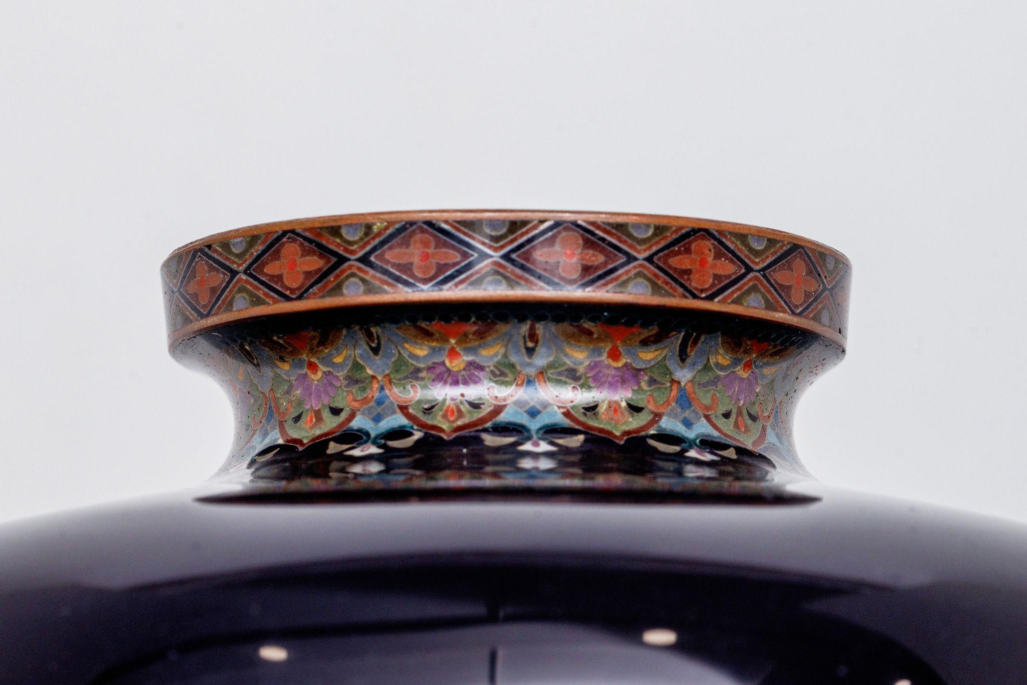 Japanese Meiji Cloisonné Enamel Vase with Cherry Blossoms, Ota Tamashiro For Sale 3
