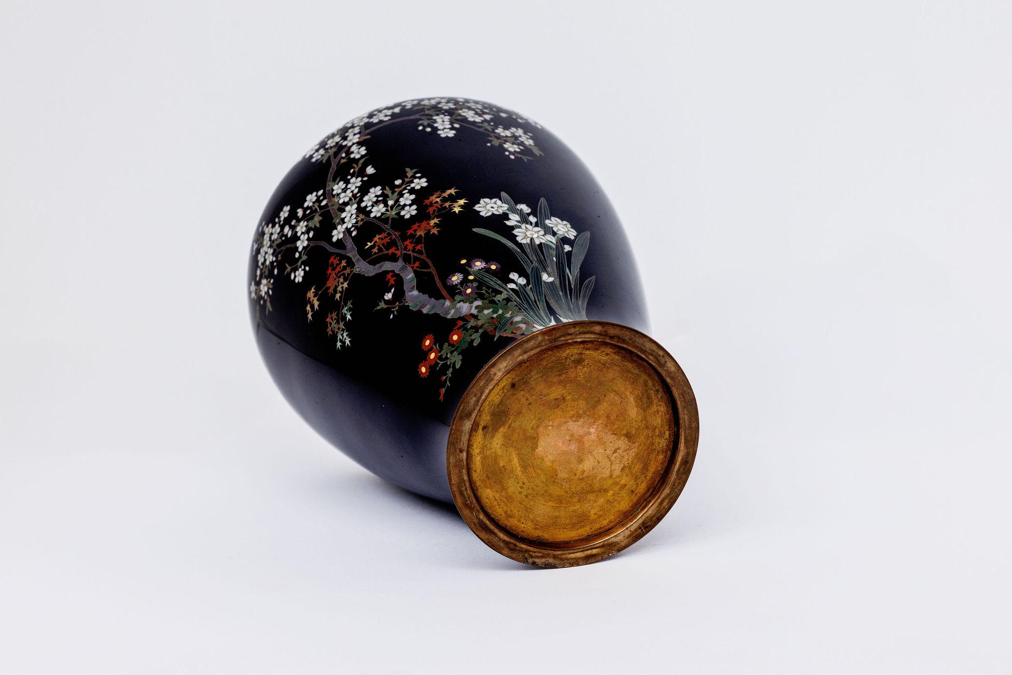 Japanese Meiji Cloisonné Enamel Vase with Cherry Blossoms, Ota Tamashiro For Sale 4