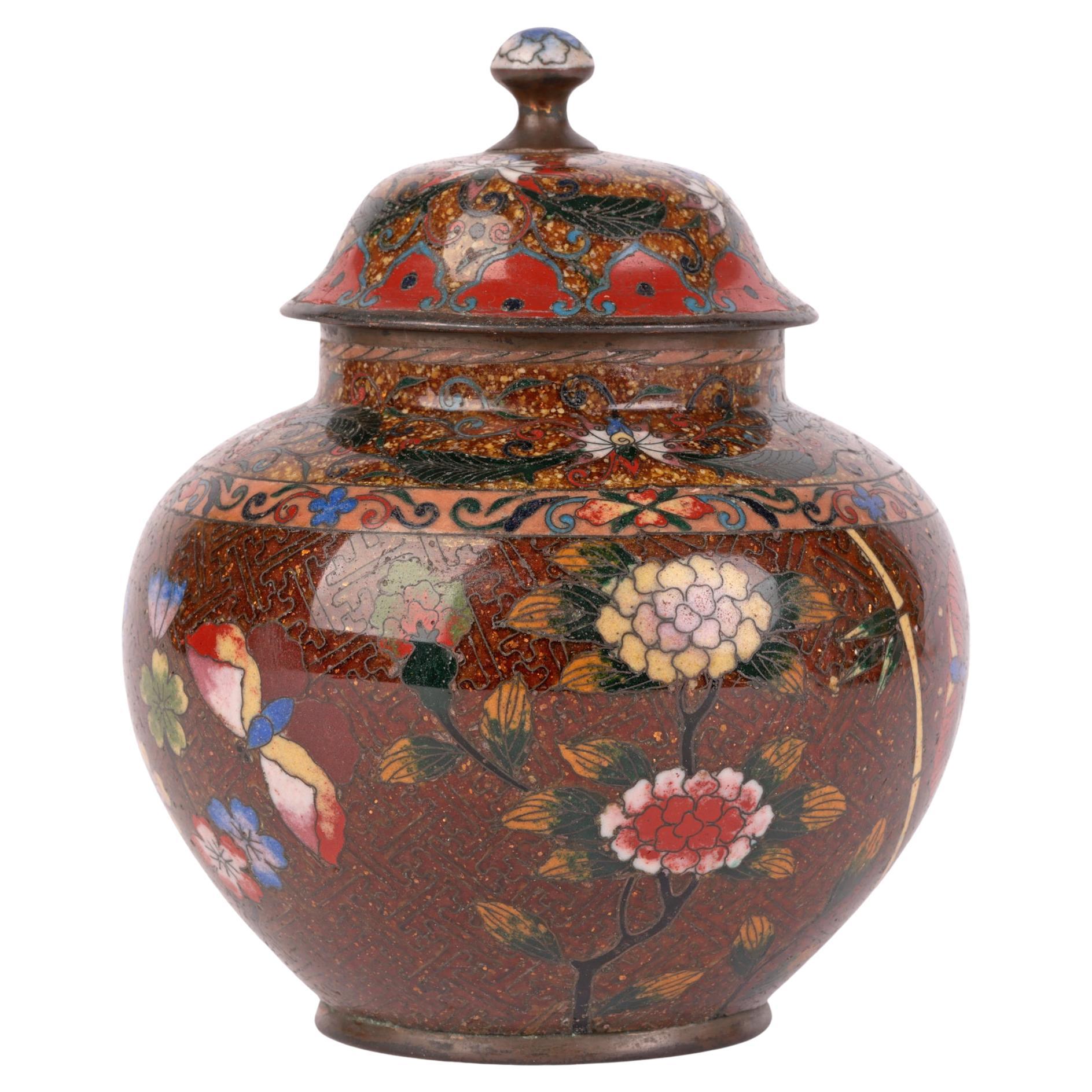 Jarra japonesa Meiji con tapa de cloisonné decorada con flores y mariposas