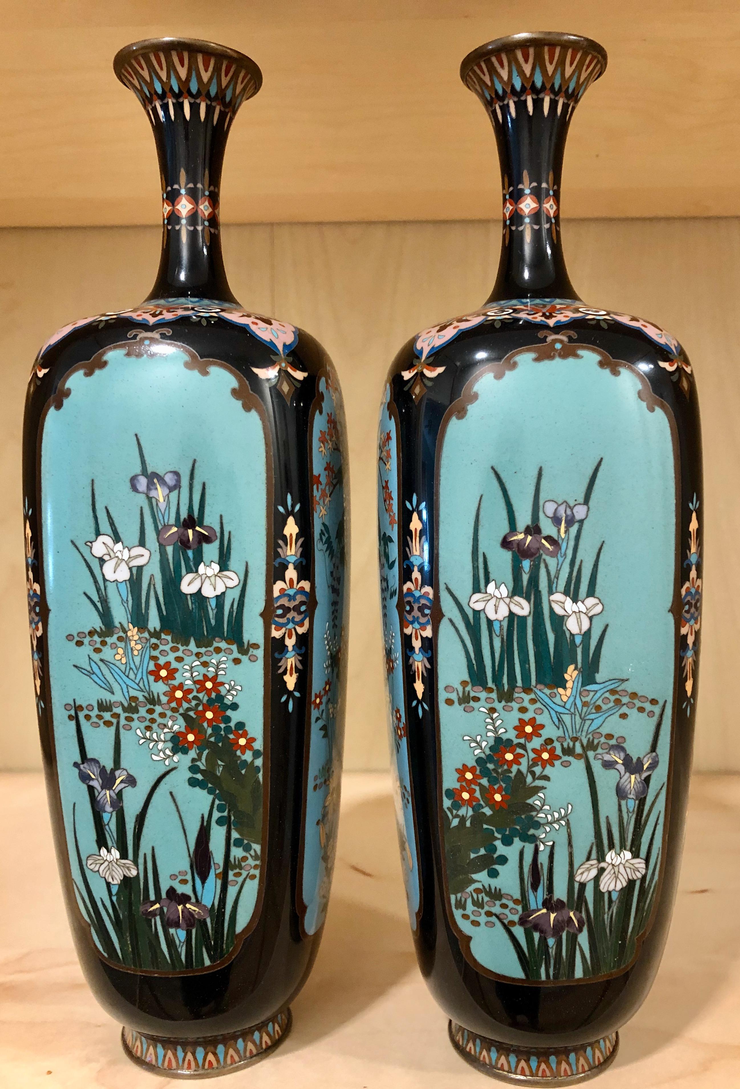 Paire de vases en cloisonné japonais Meiji, très fins et détaillés. Marque du fabricant sur le fond.