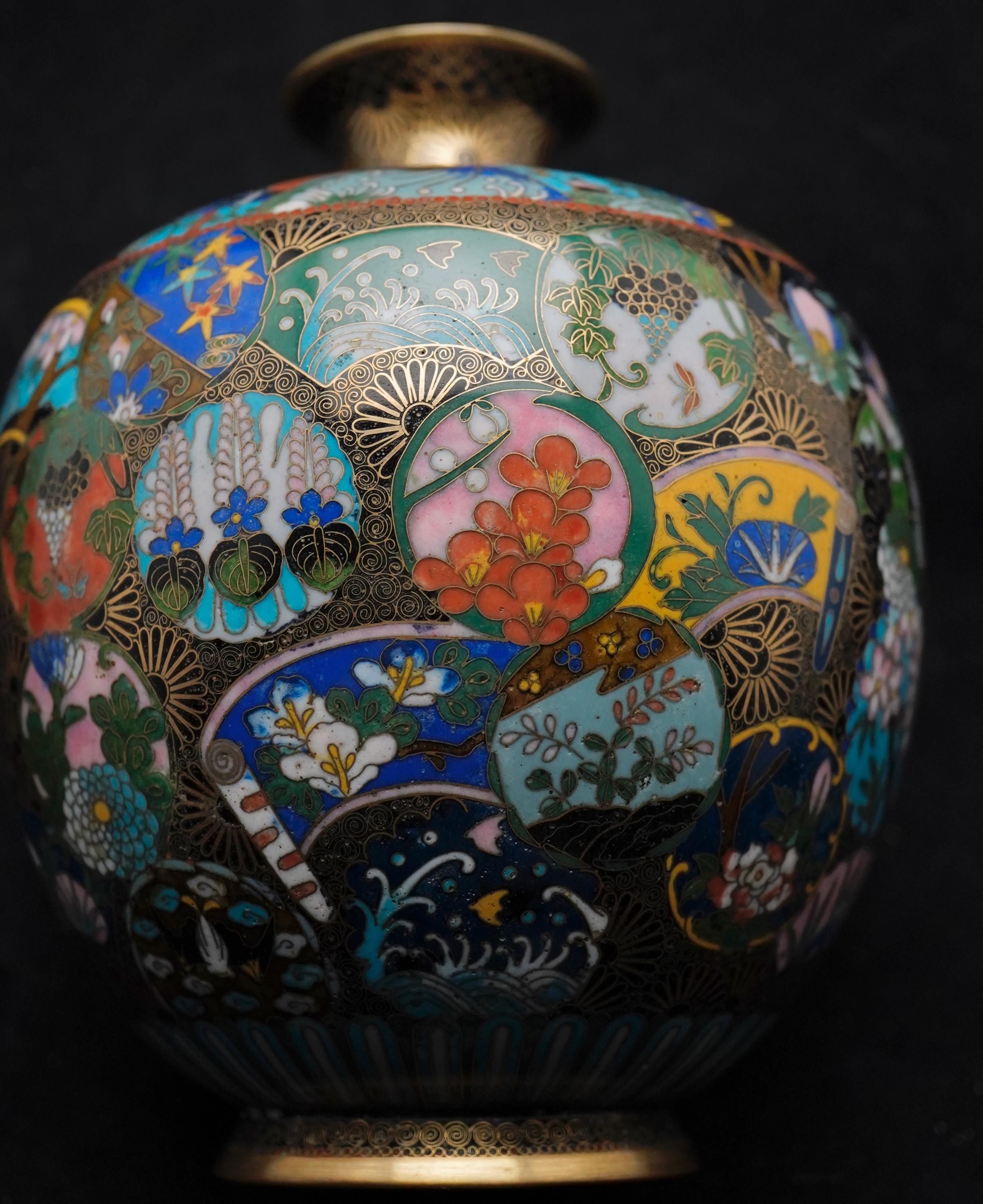 Jarrón japonés Meiji de cloisonné finamente decorado. Múltiples diseños dentro de diferentes cartuchos. Sin marcar