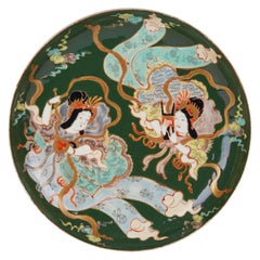 Piatto giapponese Meiji con figure tra le nuvole XIX secolo
