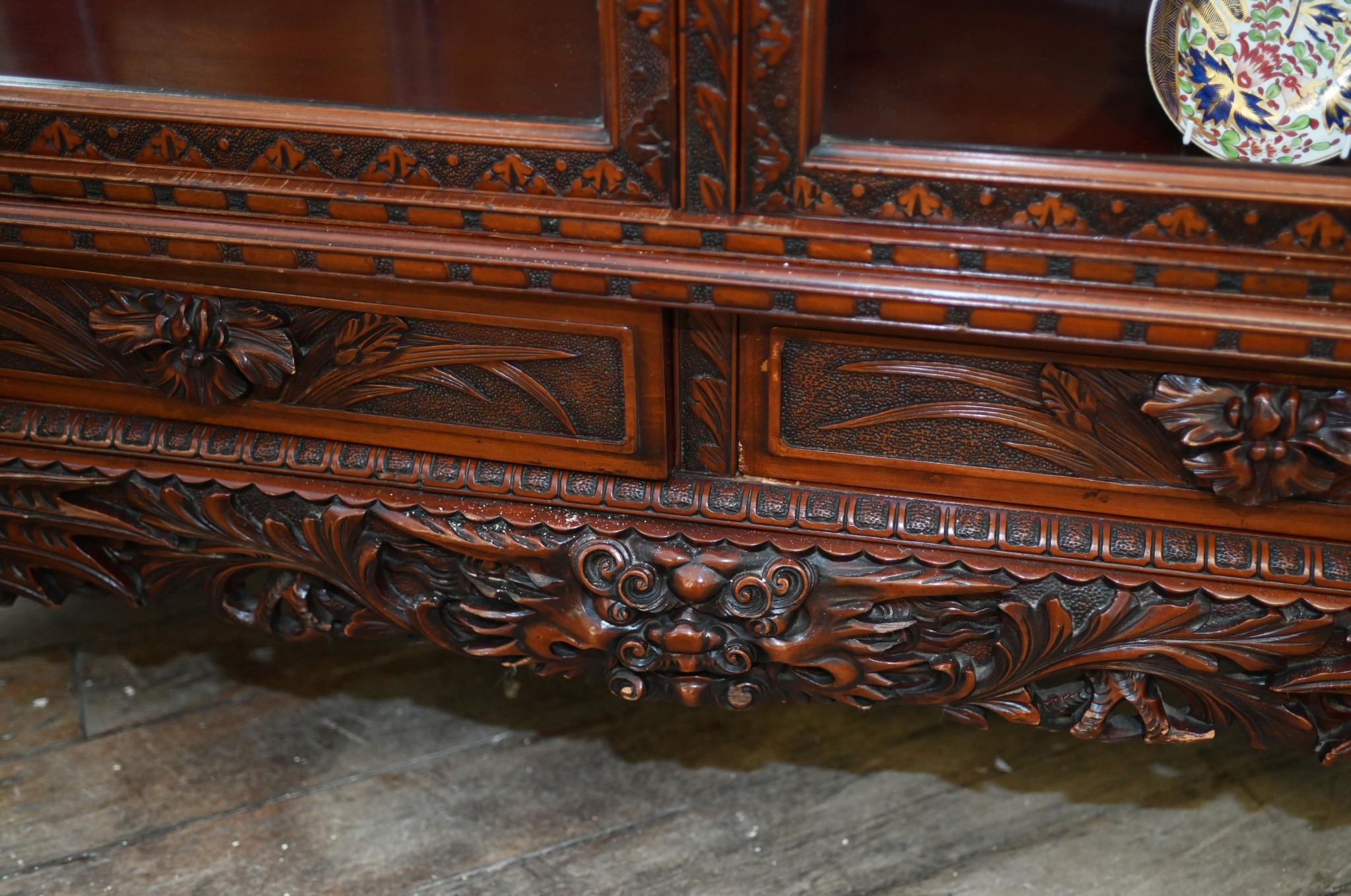 Vous regardez une magnifique armoire à étages japonaise Meiji sculptée à la main.
Le sommet est orné de dragons sculptés de façon complexe.
Toutes les autres surfaces sont ornées de motifs et de dessins abondamment sculptés
Très belle pièce pour