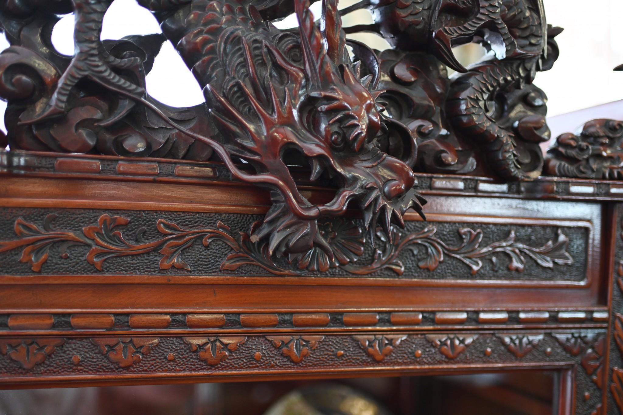 Vitrine japonaise Meiji sculptée en bois dur Dragons du Japon Bon état à Potters Bar, GB