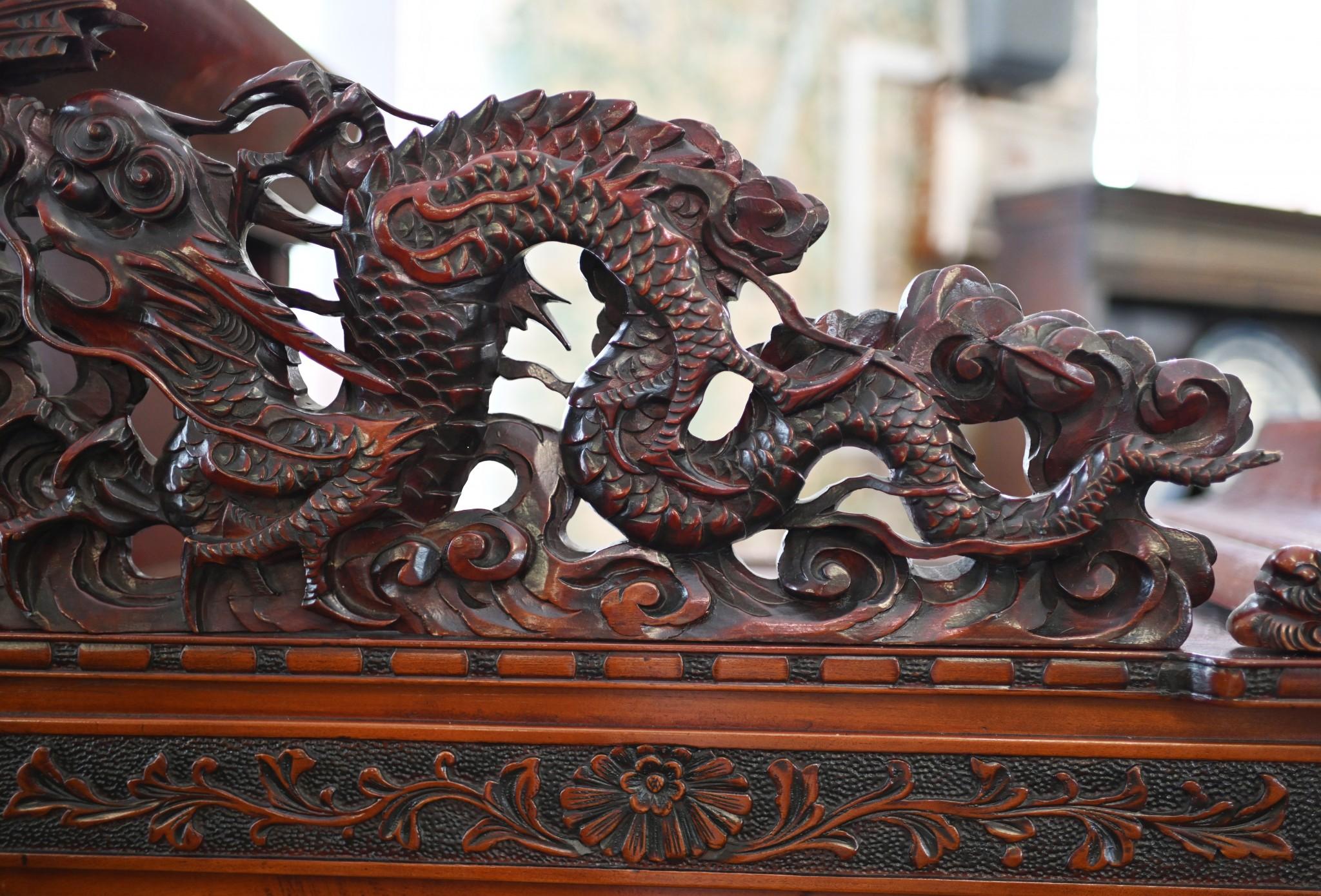 Fin du XIXe siècle Vitrine japonaise Meiji sculptée en bois dur Dragons du Japon