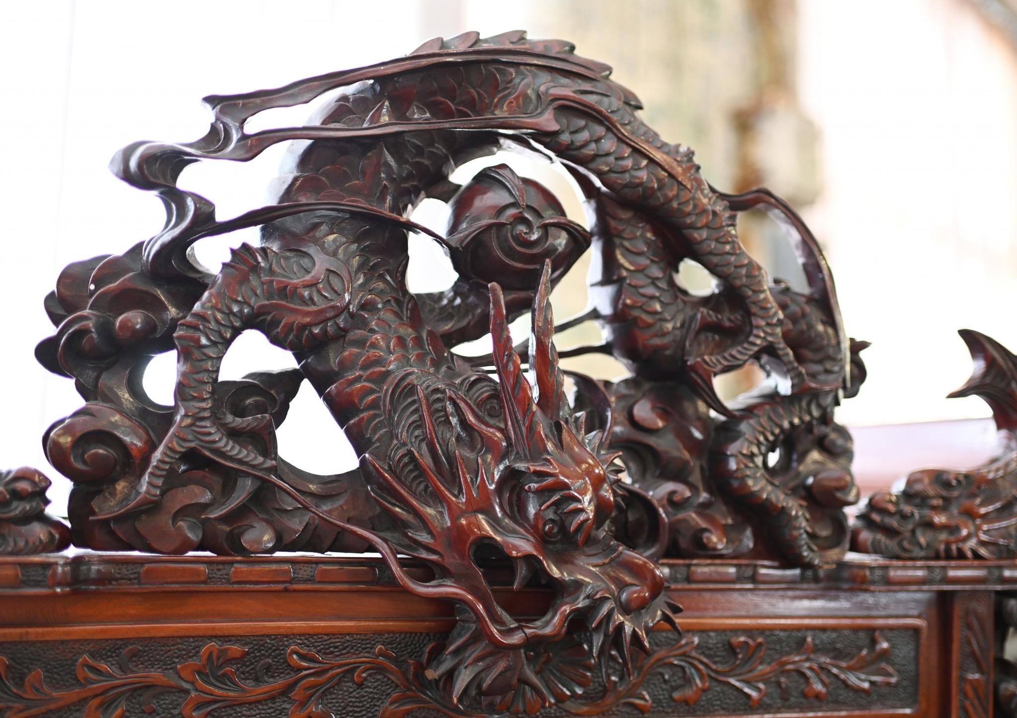 Bois de feuillus Vitrine japonaise Meiji sculptée en bois dur Dragons du Japon