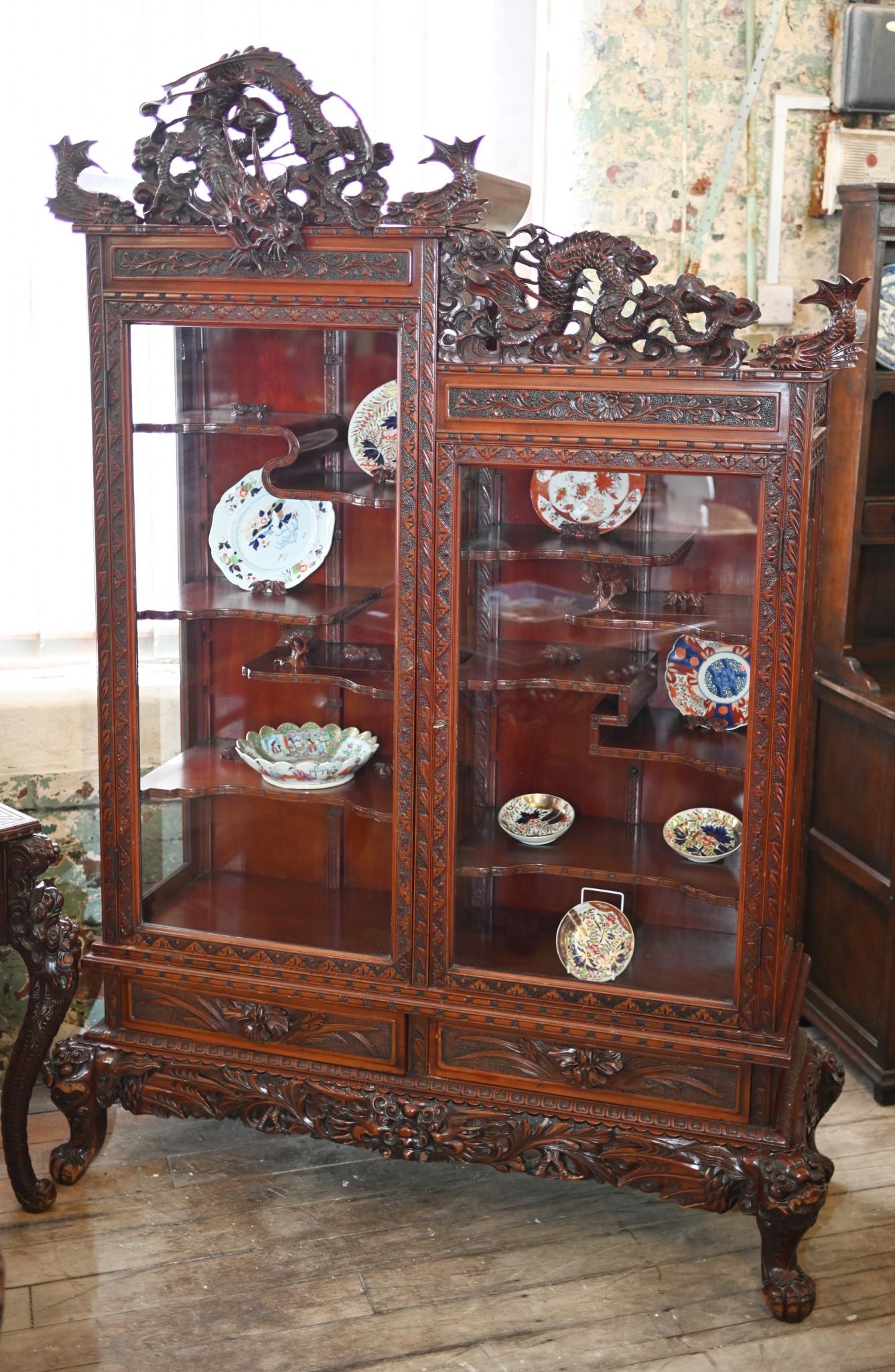 Vitrine japonaise Meiji sculptée en bois dur Dragons du Japon 1