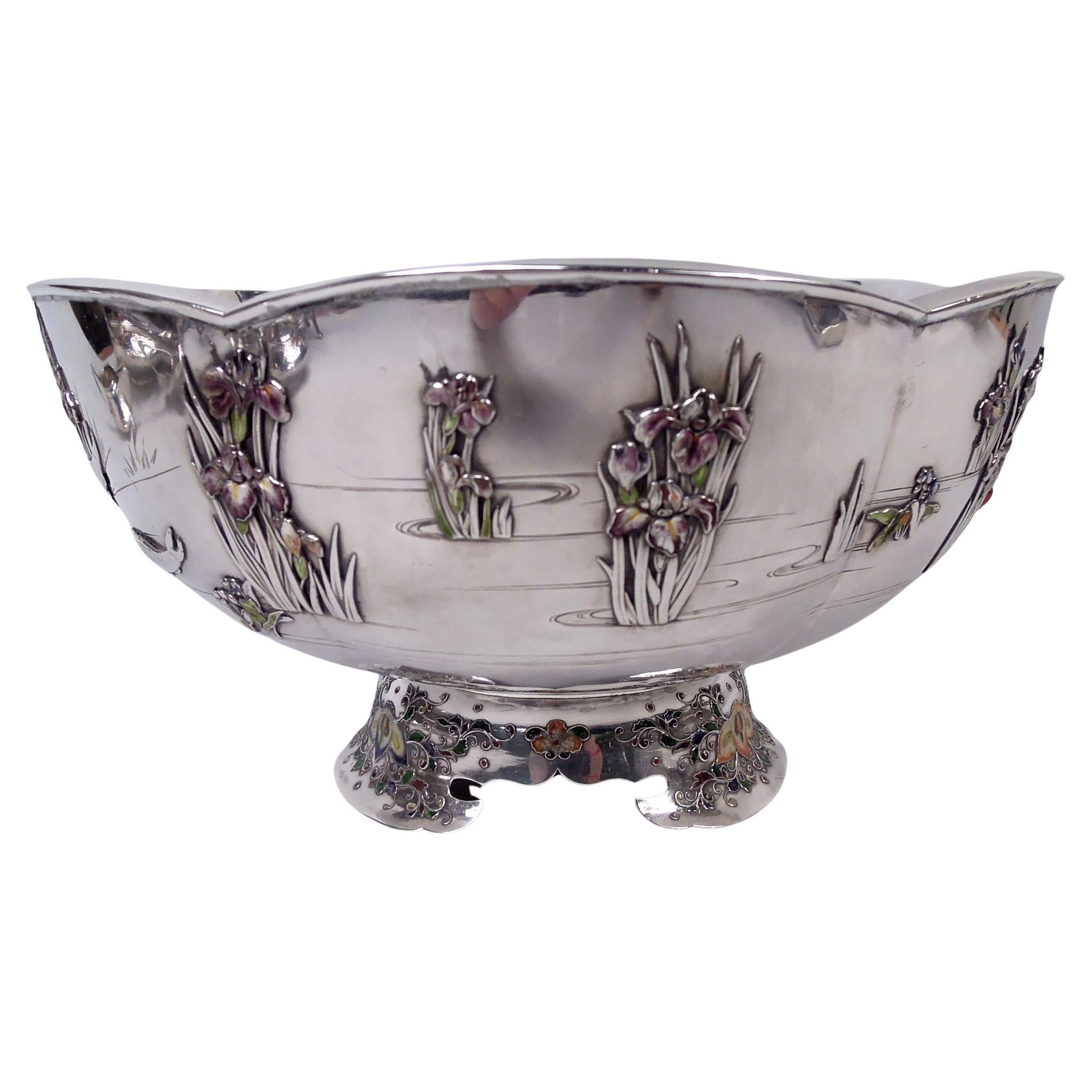 Coupe de centre de table japonaise en émail Meiji avec iris et nénuphars en vente