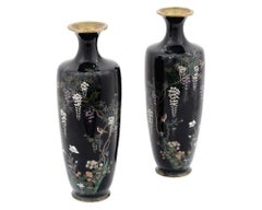 Paar hochwertige schwarze Cloisonné-Emaille- Wisteria- und Bi-Sessel aus der japanischen Meiji-Ära