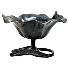 Ciotola giapponese in bronzo di epoca Meiji con foglie di loto, Vide Poche, 1900 ca.