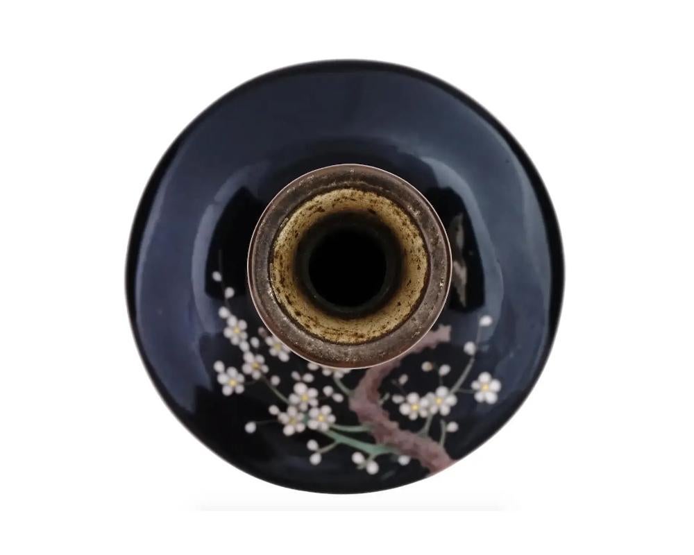 Antike Meiji Japanische Cloisonne Emaille Miniatur Vogel in Kirschblüten Vase (Kupfer)