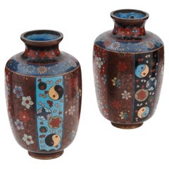 Vases japonais de l'époque Meiji en émail cloisonné et pierre d'or