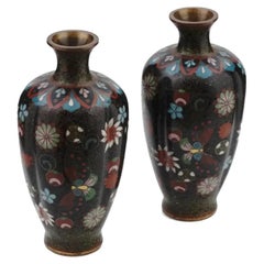 Vases japonais de l'époque Meiji en émail cloisonné et pierre d'or