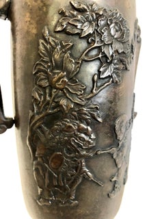 Vaso giapponese in bronzo patinato dell'era Meiji con peonie e un bambino