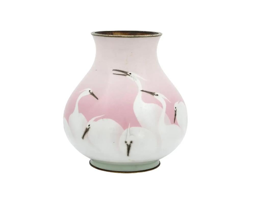 Vase japonais ancien en cuivre avec un motif en émail cloisonné sans fil. Fin de l'ère Meiji, avant 1912. Forme ronde avec base prononcée. La pièce est décorée d'un motif de cigogne ou de grue sur fond rose. Art et décoration orientaux de collection