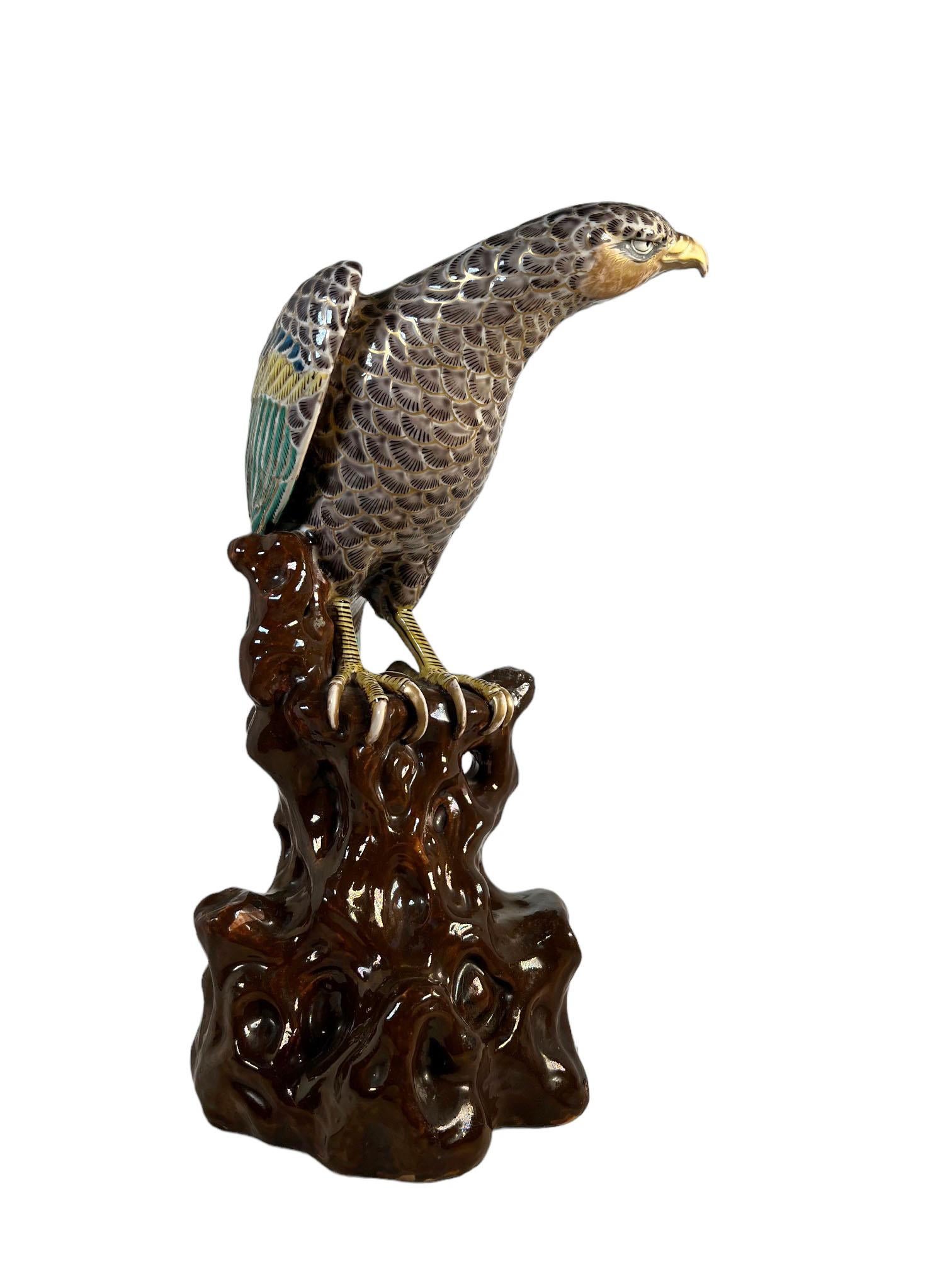 Falcon de colores verde y azul de porcelana japonesa del periodo Meiji. Alrededor de 1890. 