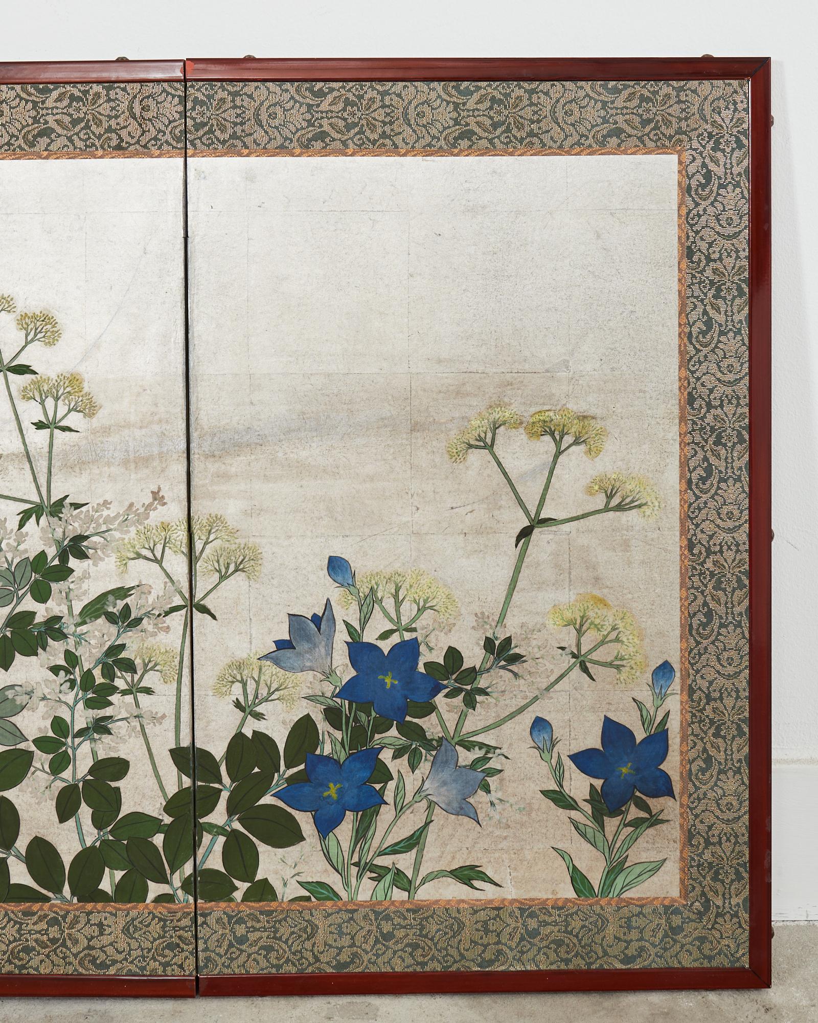 Japanischer Meiji-Raumteiler mit vier Tafeln und blühenden Gräsern des Herbstes (Seide) im Angebot