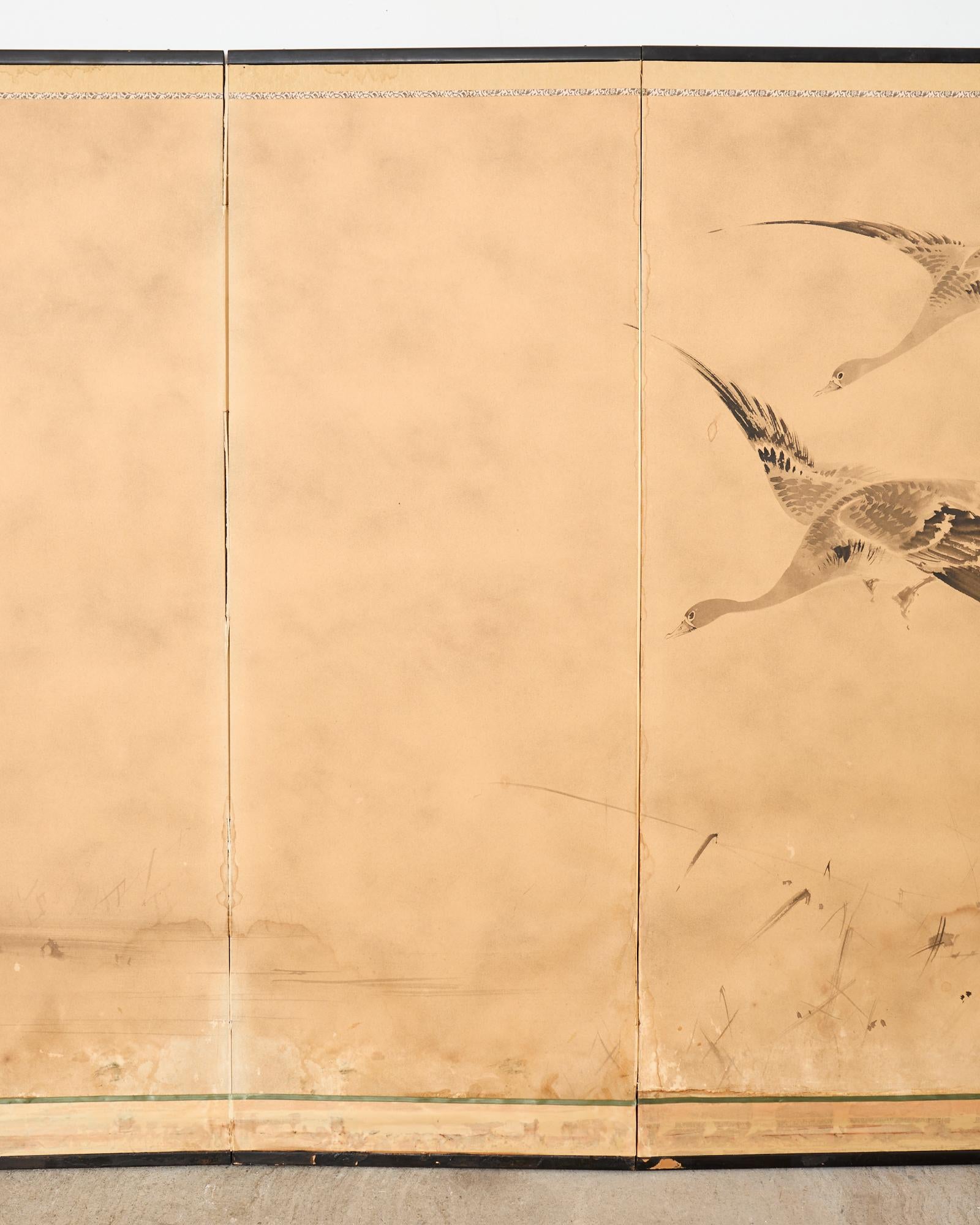 Biombo japonés Meiji de cuatro paneles Gansos salvajes sobre juncos Hecho a mano en venta