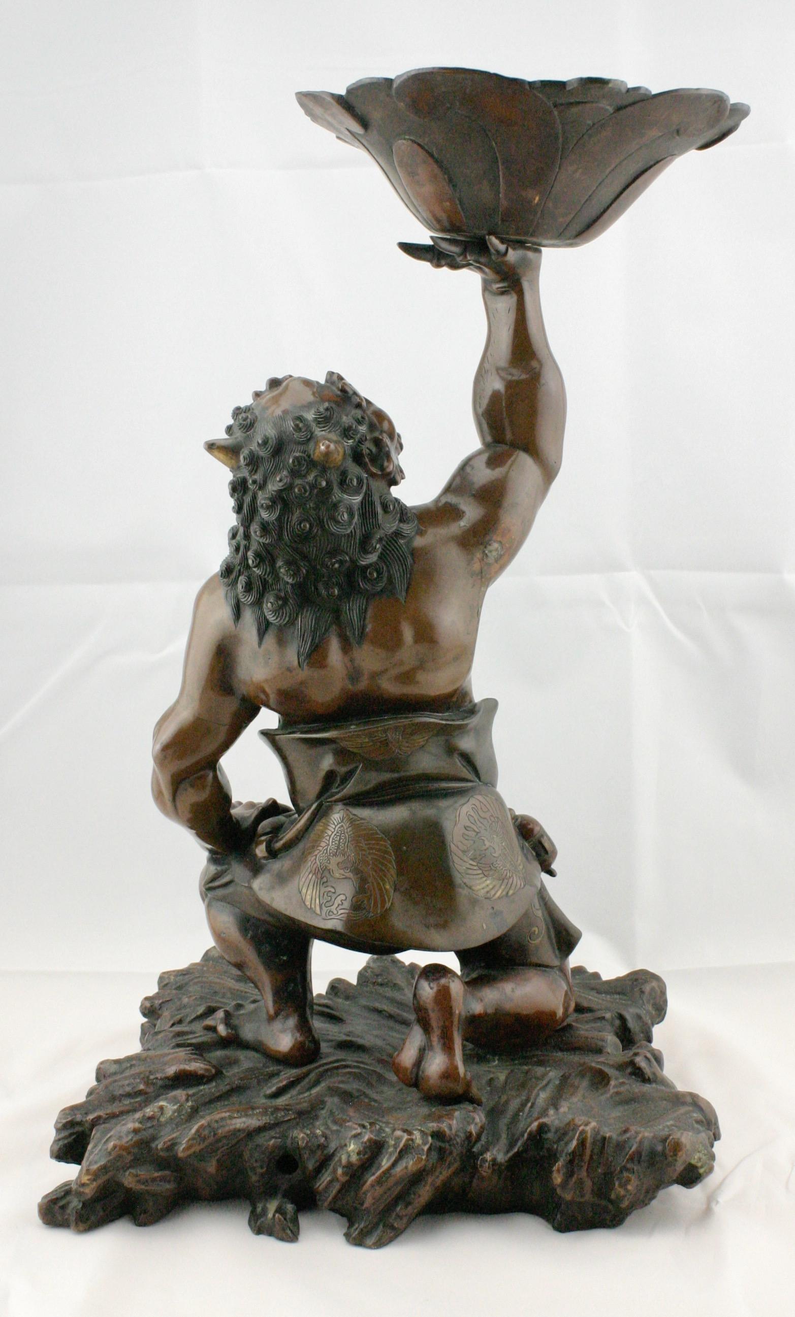 Figura in bronzo dorato giapponese Meiji di Oni che regge un fiore di loto in vendita 2
