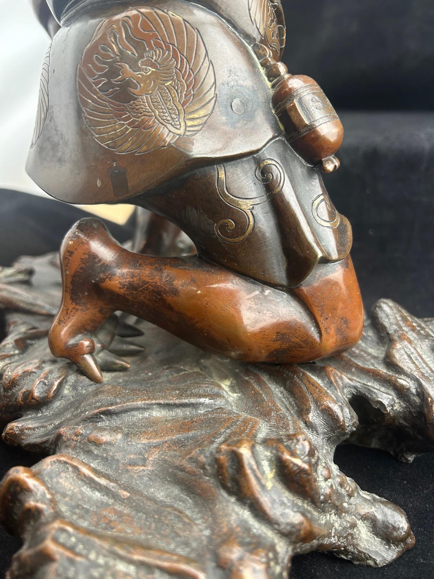 Figura in bronzo dorato giapponese Meiji di Oni che regge un fiore di loto in vendita 5