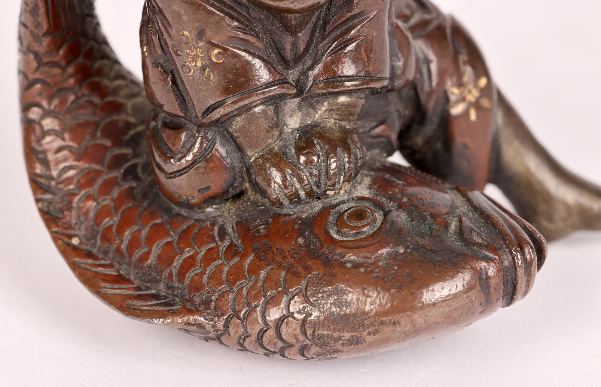 Japanische vergoldete, gemusterte Meiji-Bronzefigur eines Fischers (Meiji-Periode) im Angebot
