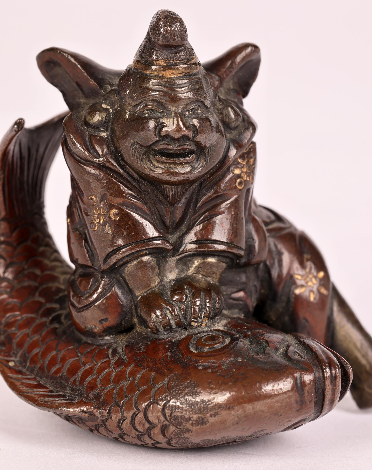 Japanische vergoldete, gemusterte Meiji-Bronzefigur eines Fischers (Vergoldet) im Angebot