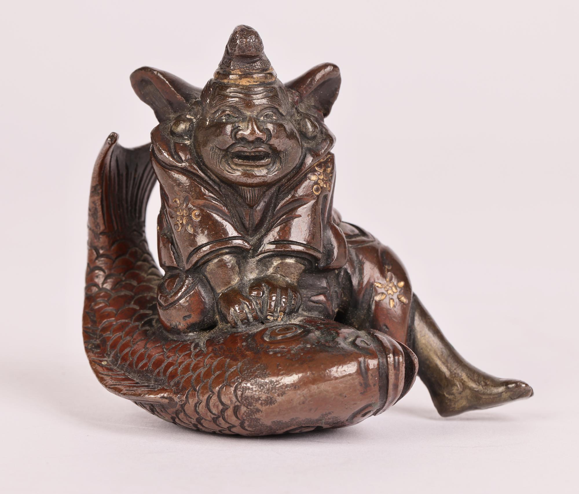 Japanische vergoldete, gemusterte Meiji-Bronzefigur eines Fischers im Angebot 3