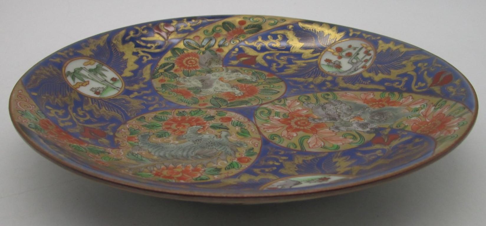 Assiette de présentation japonaise en porcelaine bleu cobalt doré de la période Meiji, vers 1880 Bon état - En vente à Takarazuka, JP