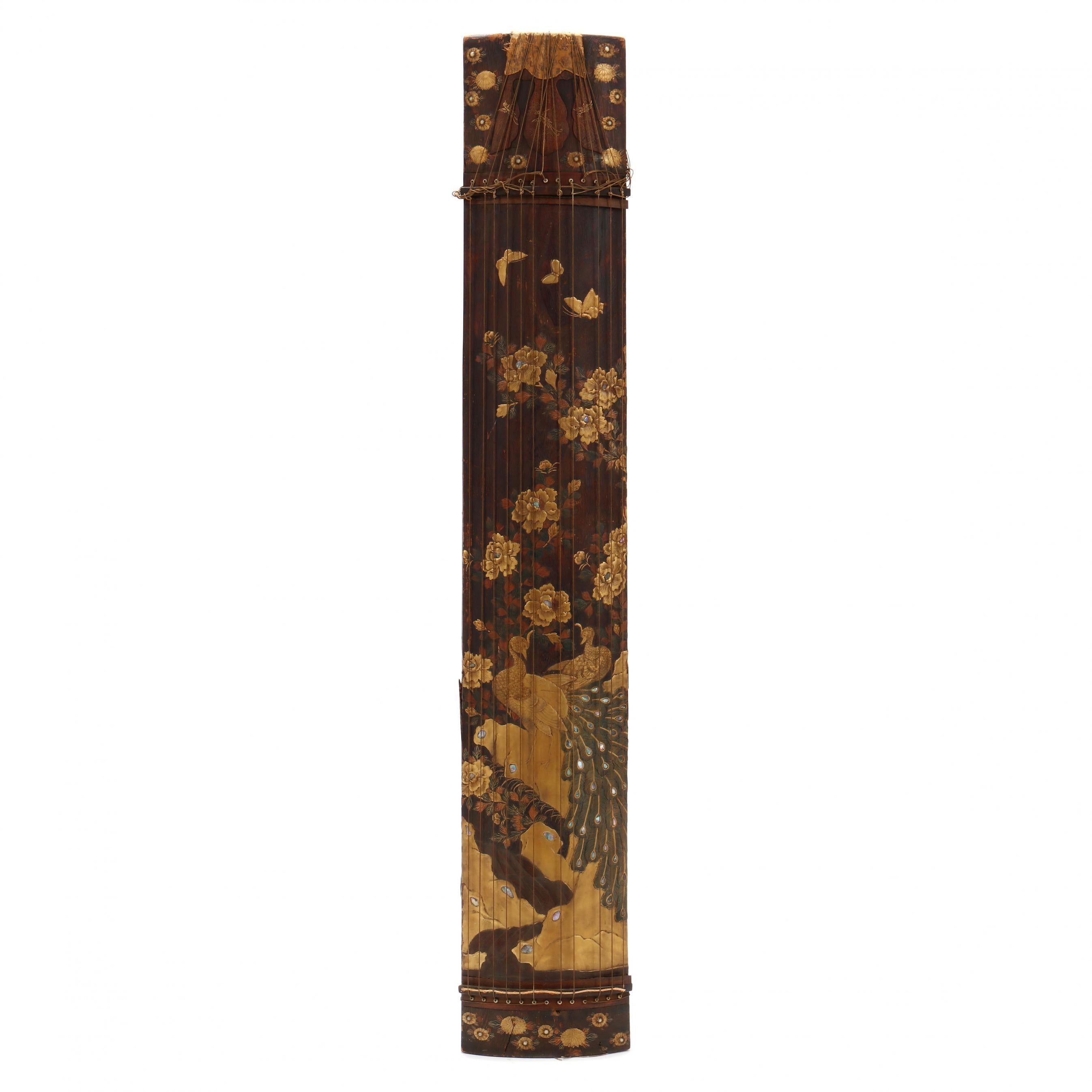 Eine seltene japanische Koto aus geschnitztem Paulownia-Holz, reich verziert mit Maki-e-Lack, aus dem späten 19. Jahrhundert der Meiji-Zeit (1868-1912). Die Fassade des Saiteninstruments ist mit wunderschönen goldenen Takamaki-e- und