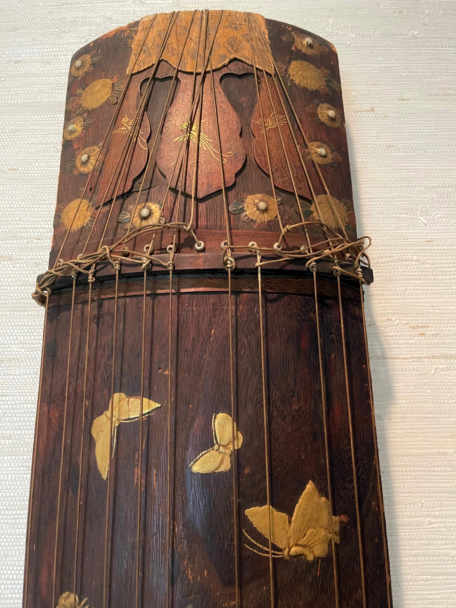 Japanischer japanischer Meiji Han Koto mit Maki-e-Lack-Dekor (Holz) im Angebot