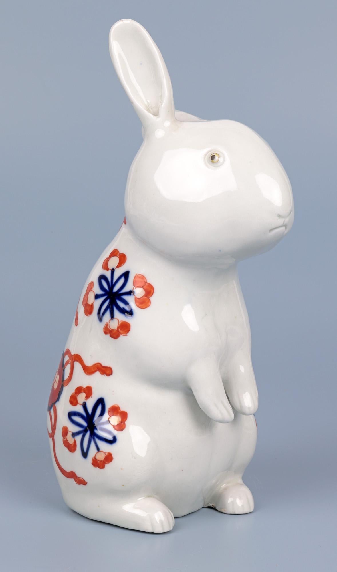 Smaltato Divertente studio di un coniglio seduto in stile giapponese Meiji Imari in vendita