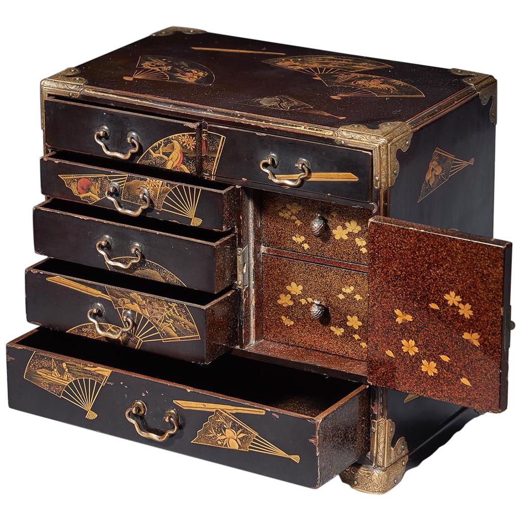 Japanese Meiji Lacquer Casket in the Manner of Akatsuka Jitoku For Sale