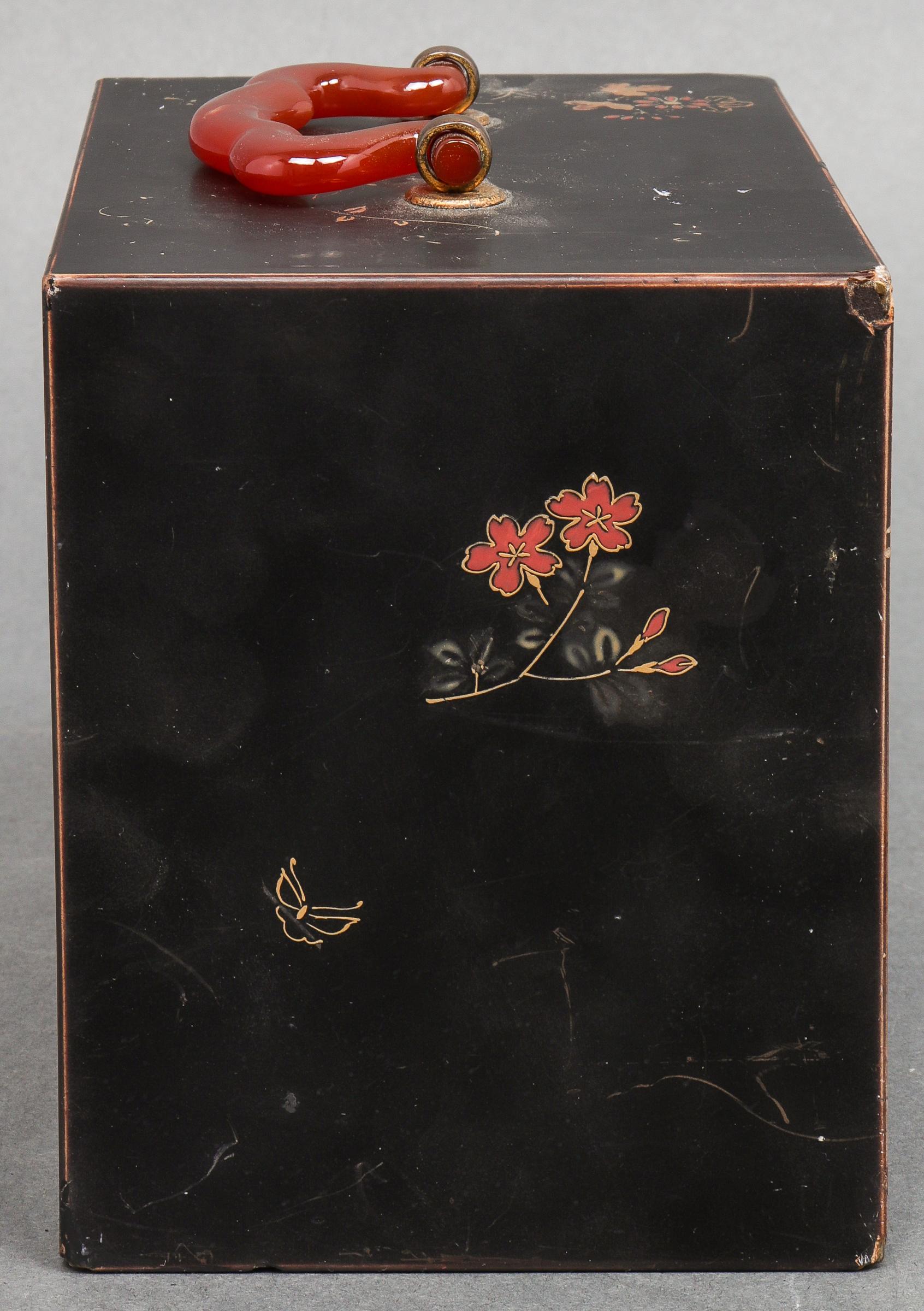 Japanese Meiji Lacquered Jewelry Chest with Carnelian Handle 5