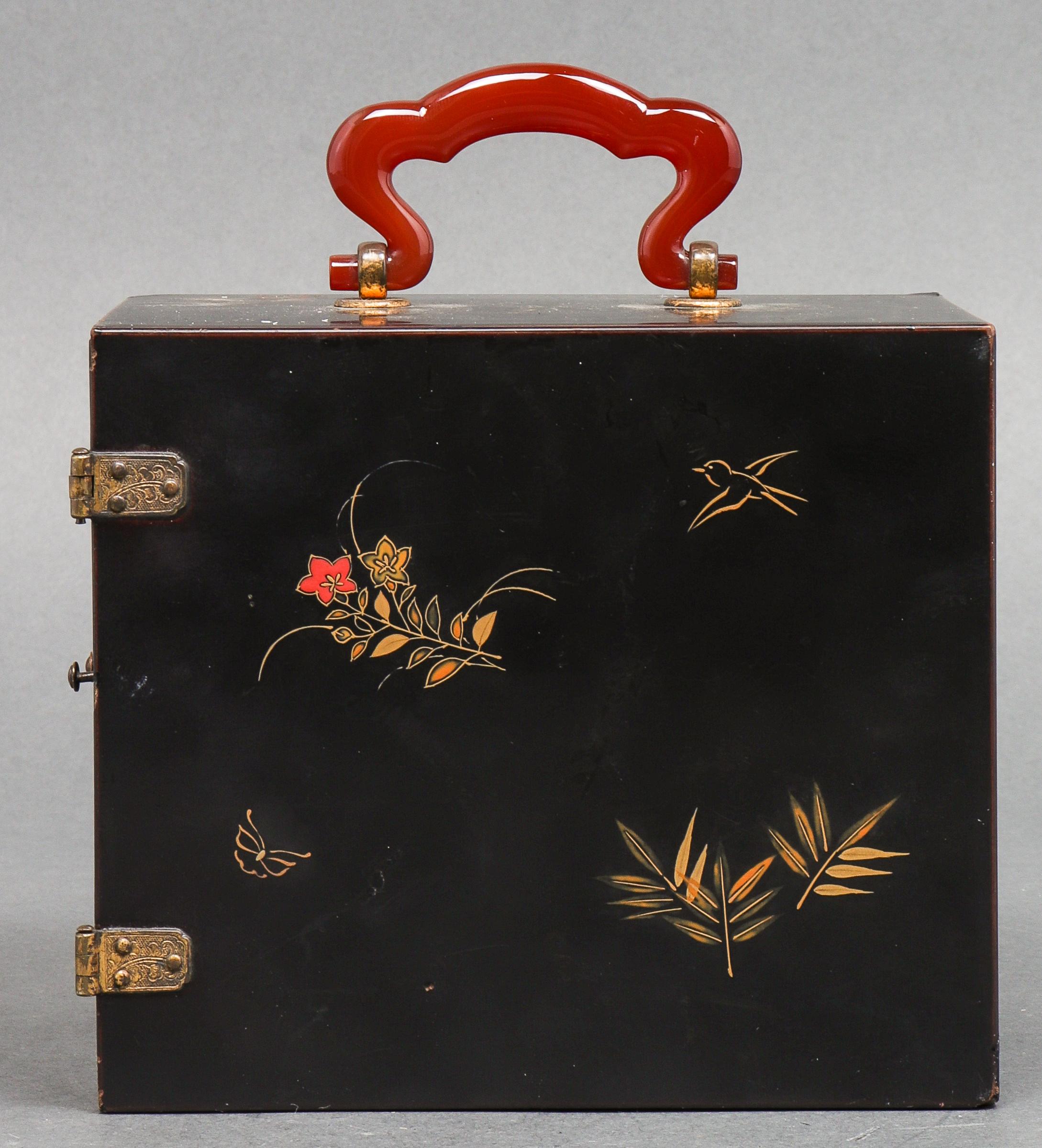 Japanese Meiji Lacquered Jewelry Chest with Carnelian Handle In Good Condition In New York, NY