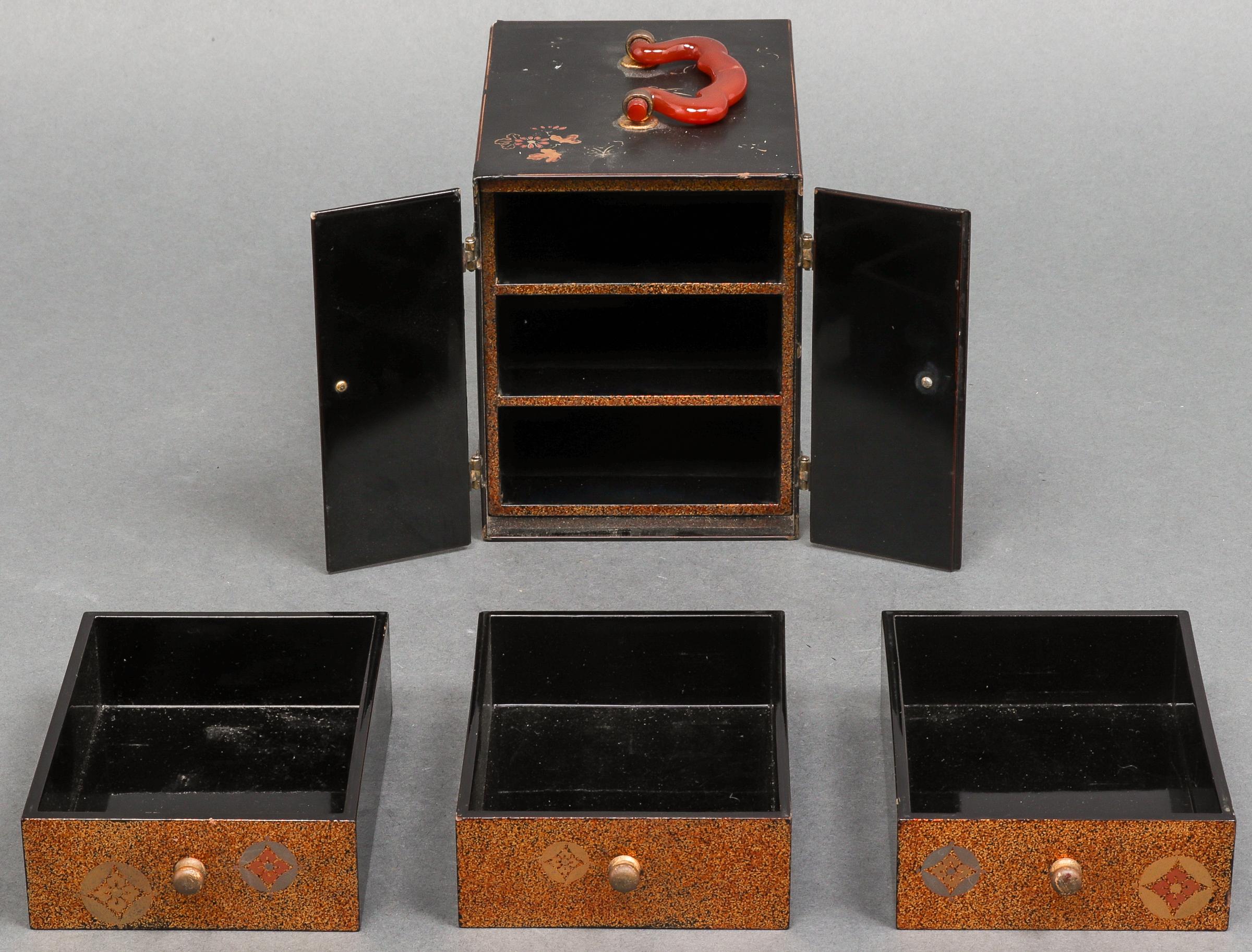 Japanese Meiji Lacquered Jewelry Chest with Carnelian Handle 1