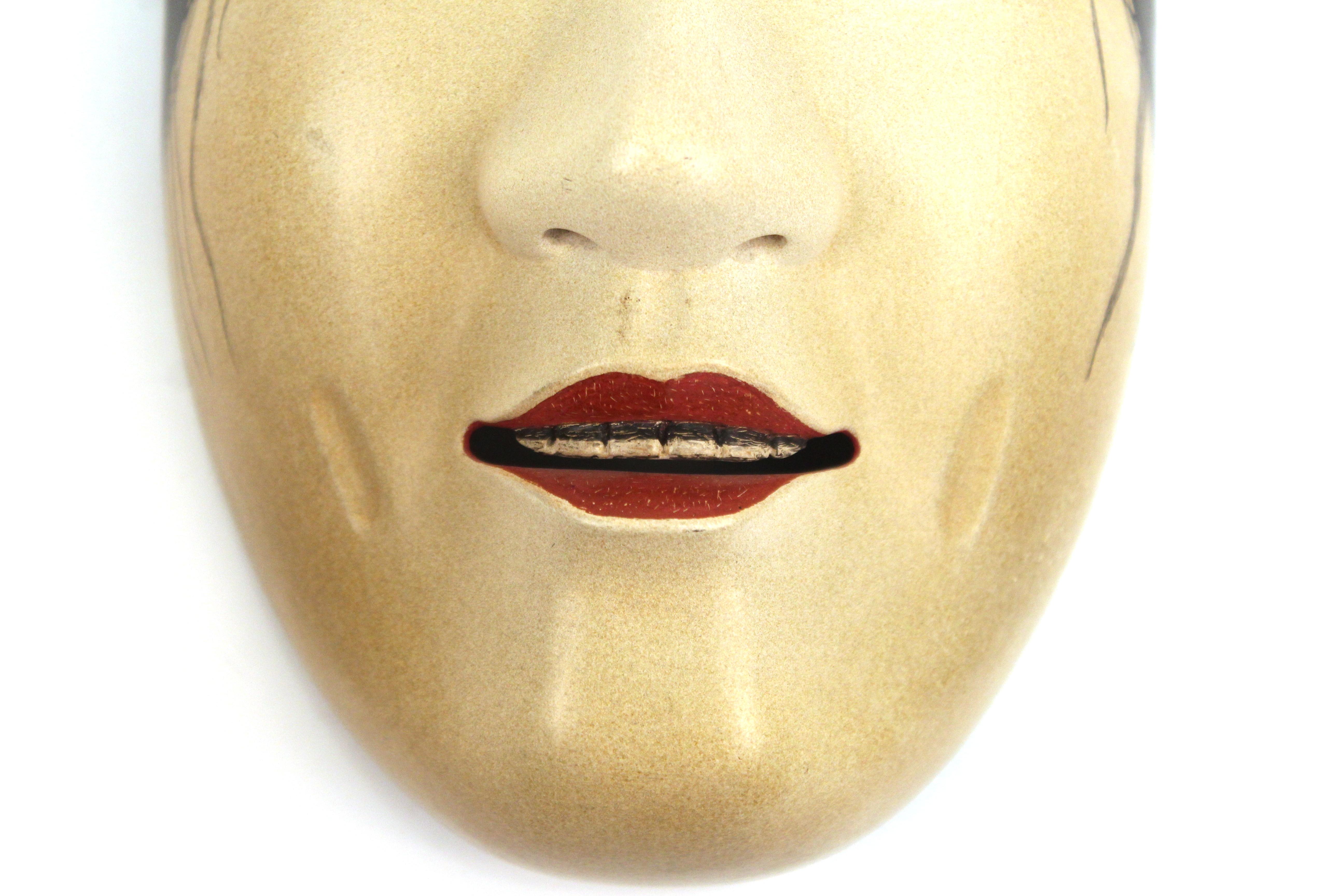 Japanese Meiji Noh Mask in Carved Wood In Good Condition For Sale In New York, NY
