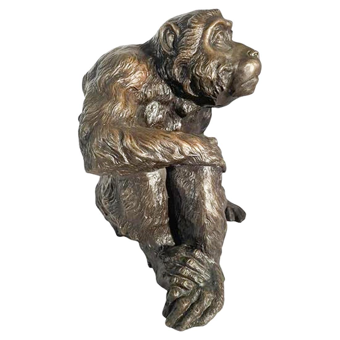 Grand okimono japonais en bronze coulé de la période Meiji représentant un singe assis.