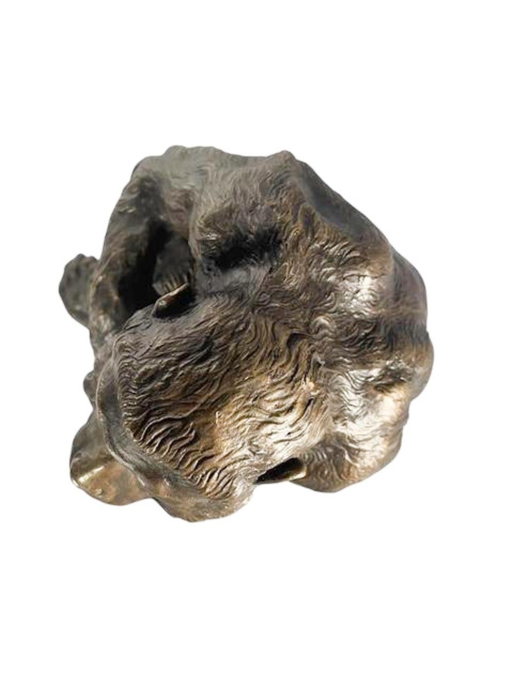 Moulage Okimono japonais Meiji d'un singe assis en bronze moulé en vente