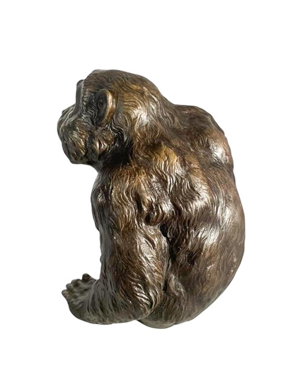 20ième siècle Okimono japonais Meiji d'un singe assis en bronze moulé en vente