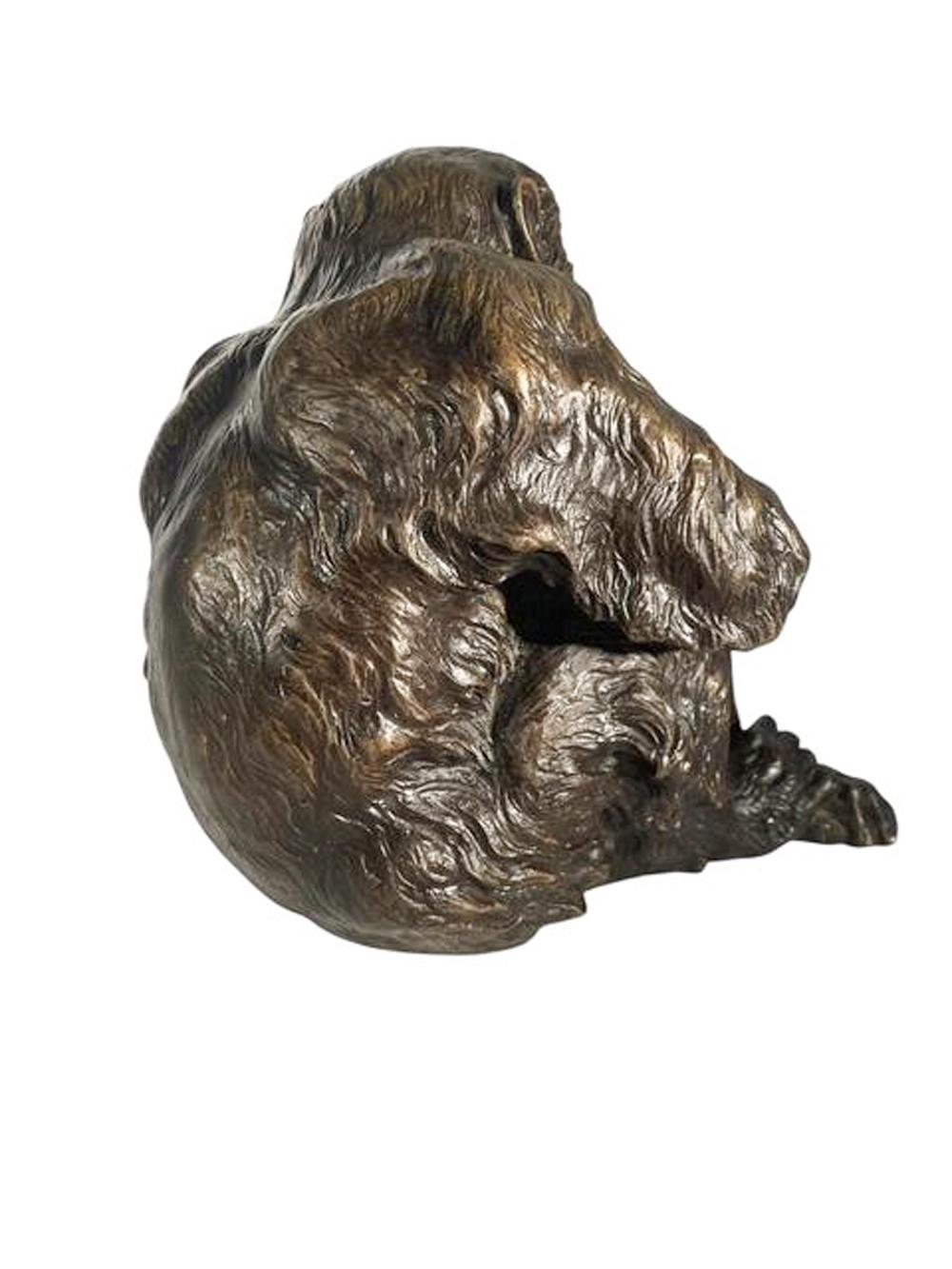 Bronze Okimono japonais Meiji d'un singe assis en bronze moulé en vente