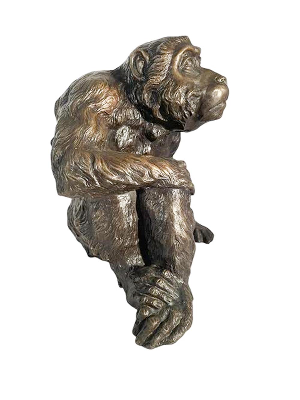 Okimono japonais Meiji d'un singe assis en bronze moulé en vente 1
