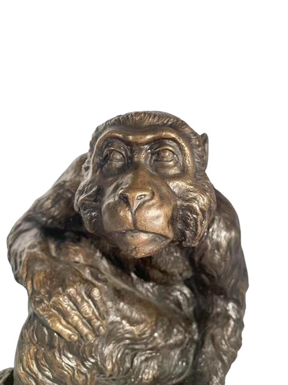 Okimono japonais Meiji d'un singe assis en bronze moulé en vente 2