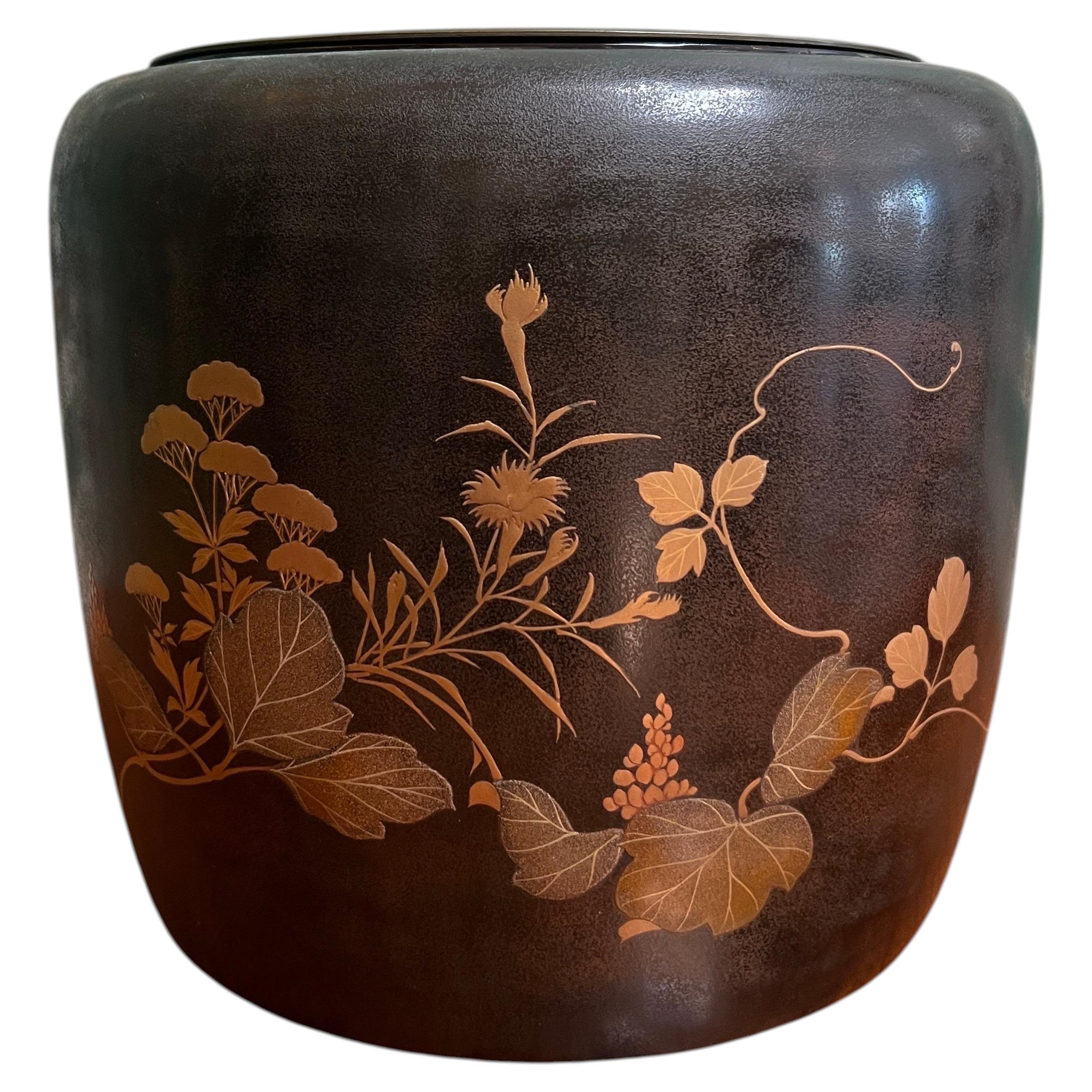 Japanese Meiji or Showa Era Lacquer Hibachi with Flowers and Brass Insert For Sale