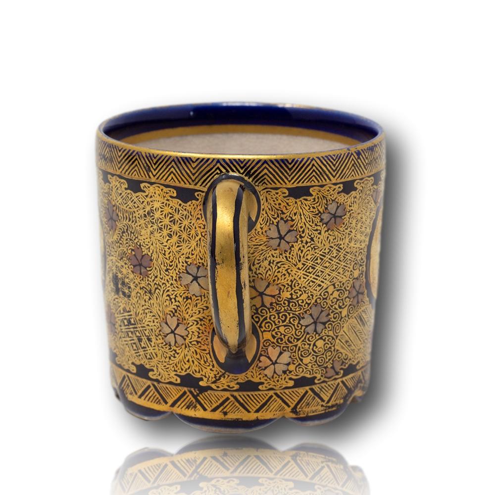 Paar japanische Satsuma-Tasse und Untertasse aus der japanischen Meiji-Periode (1868-1912) von Kinkozan im Angebot 11