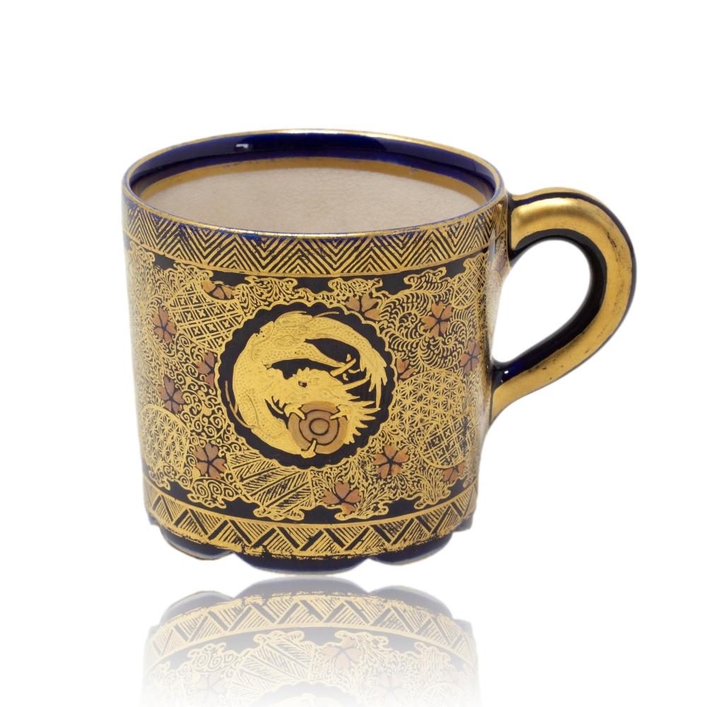 Paar japanische Satsuma-Tasse und Untertasse aus der japanischen Meiji-Periode (1868-1912) von Kinkozan (19. Jahrhundert) im Angebot