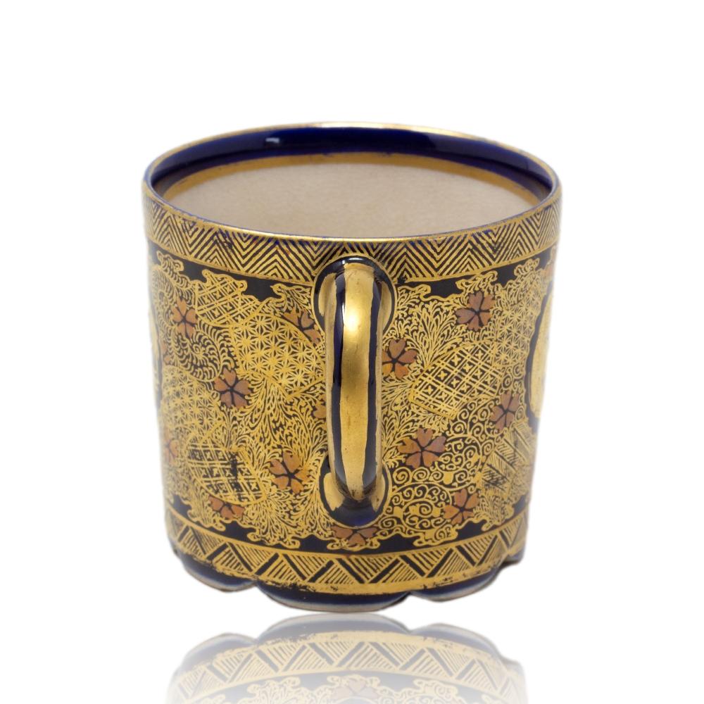 Paar japanische Satsuma-Tasse und Untertasse aus der japanischen Meiji-Periode (1868-1912) von Kinkozan (Keramik) im Angebot