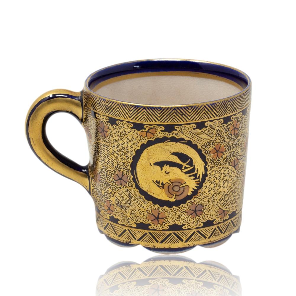 Paar japanische Satsuma-Tasse und Untertasse aus der japanischen Meiji-Periode (1868-1912) von Kinkozan im Angebot 1