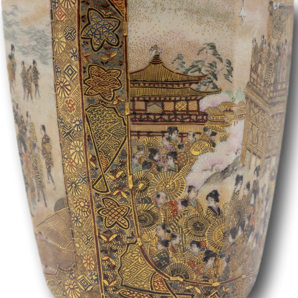 Japanese Meiji Period (1868-1912) Satsuma Earthenware Vase Taizan for Hattori For Sale 4