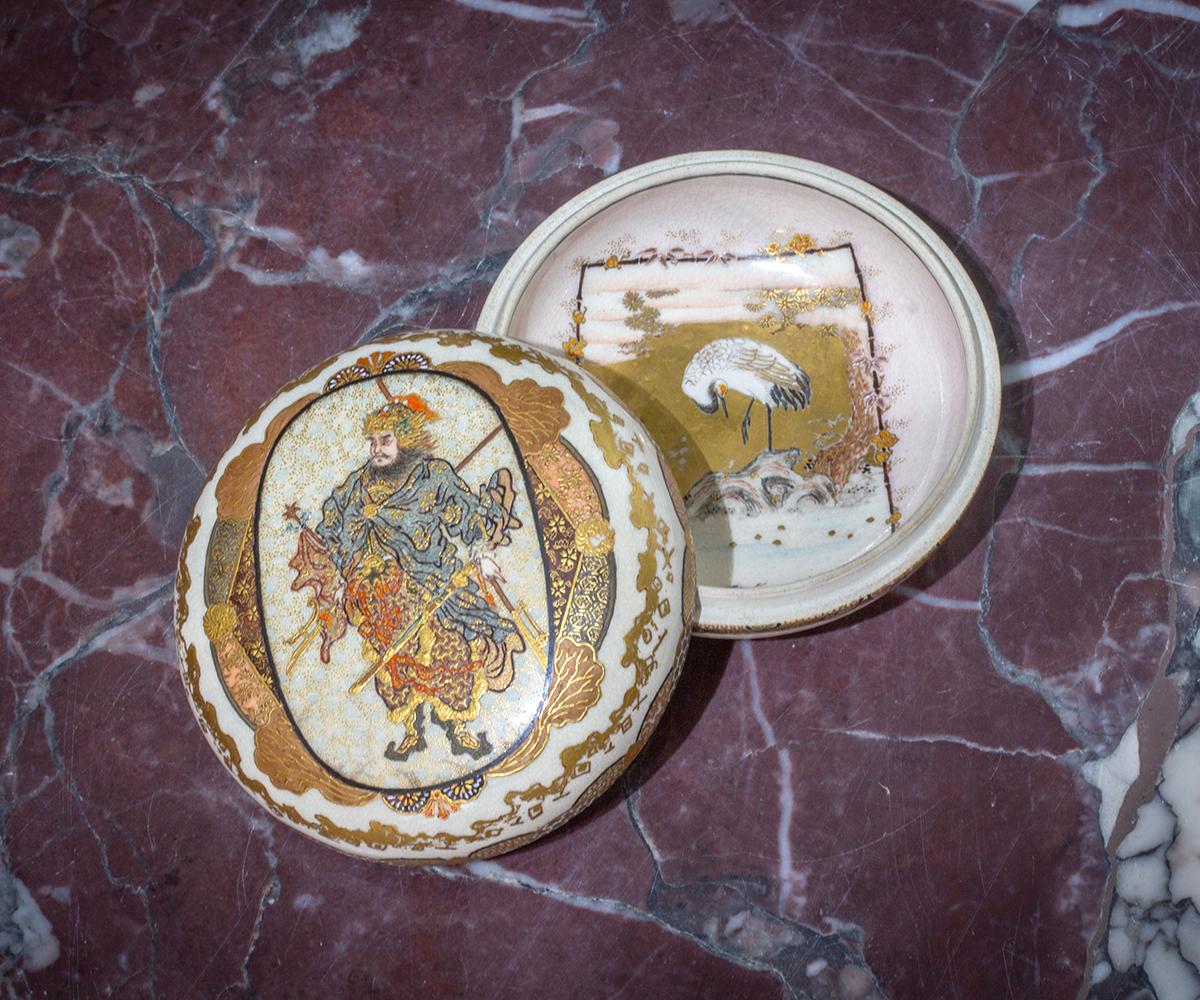 Hand-Crafted Japanese Meiji Period (1868-1912) Satsuma Kogo Incense Box by Taizan Yohei For Sale
