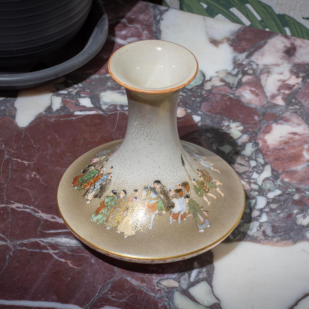 JARRÓN PROCESIONAL JAPONÉS SATSUMA

De nuestra colección japonesa, nos complace presentar al mercado este Jarrón japonés Satsuma de Kinkozan. El jarrón, de cuerpo comprimido, se asienta sobre un pie circular con cuello acampanado, bellamente